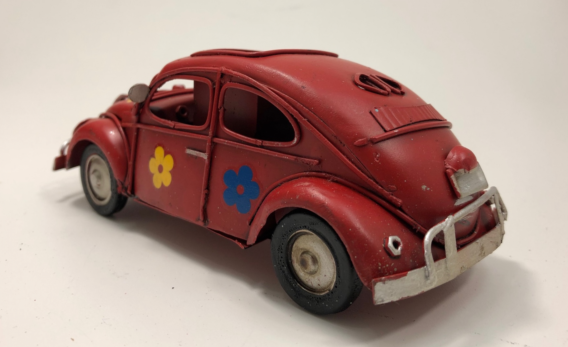 Beroemde auto metaal met klein opbergbakje pennenbakje rood - alternatieve afbeelding