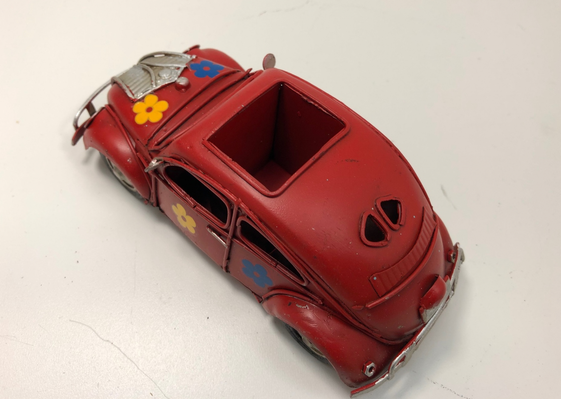 Beroemde auto metaal met klein opbergbakje pennenbakje rood - Meubel-Plein Beroemde auto metaal met klein opbergbakje pennenbakje rood - Meubel-Plein