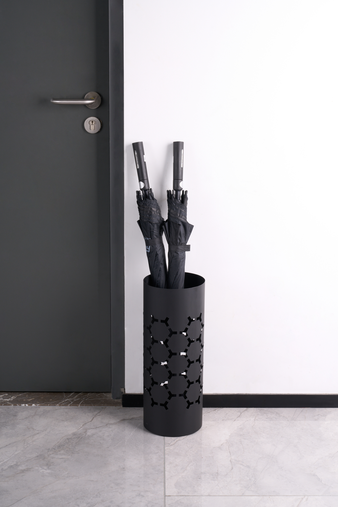 VDD - Paraplubak - Parapluhouder - Paraplubak zwart - Paraplubakken - Paraplubak zwart metaal - Paraplubak metaal - Paraplu bak - aluminium - modern - praktisch - Meubel-Plein VDD - Paraplubak - Parapluhouder - Paraplubak zwart - Paraplubakken - Paraplubak zwart metaal - Paraplubak metaal - Paraplu bak - aluminium - modern - praktisch - Meubel-Plein