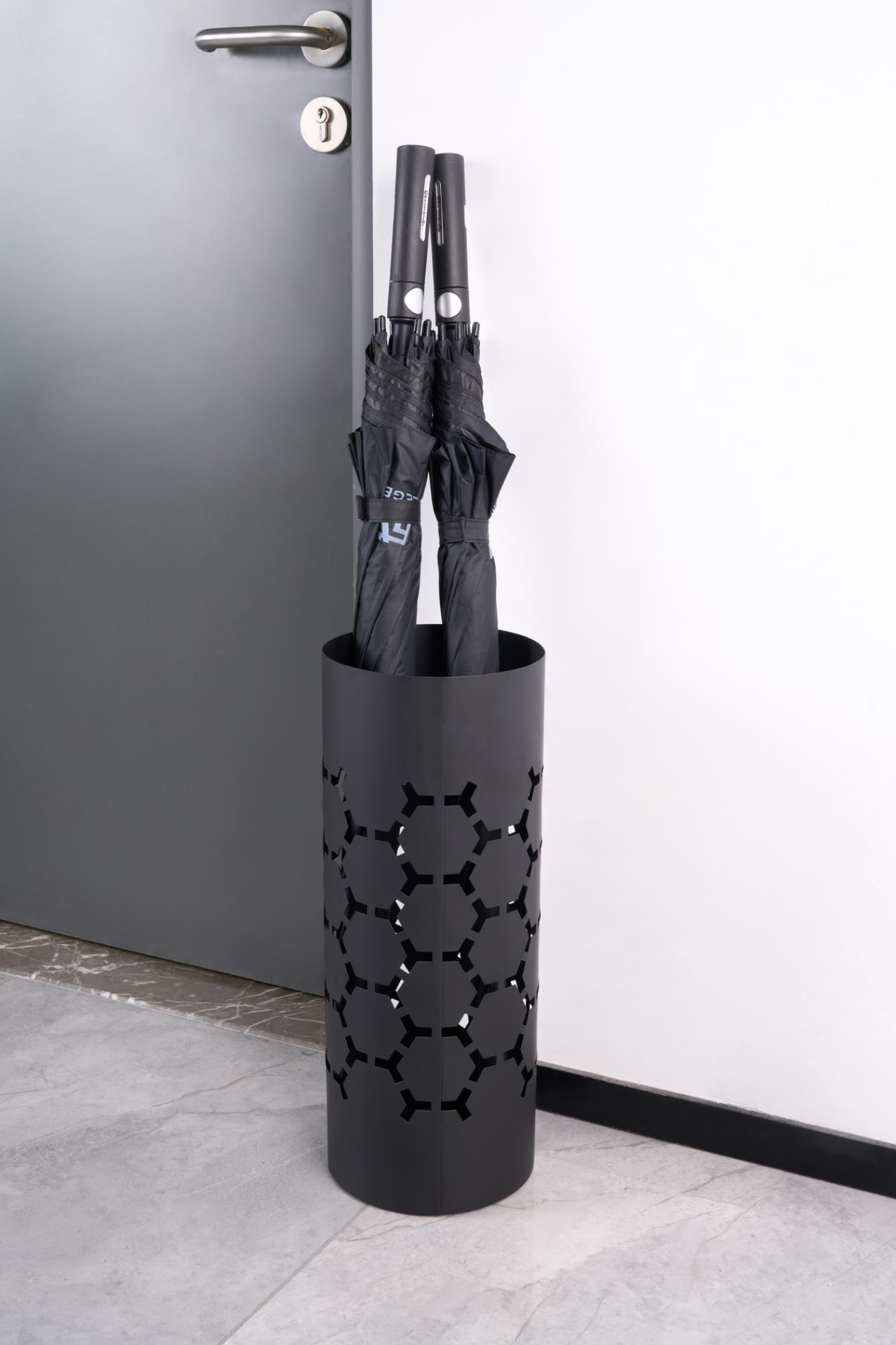 VDD - Paraplubak - Parapluhouder - Paraplubak zwart - Paraplubakken - Paraplubak zwart metaal - Paraplubak metaal - Paraplu bak - aluminium - modern - praktisch - Meubel-Plein VDD - Paraplubak - Parapluhouder - Paraplubak zwart - Paraplubakken - Paraplubak zwart metaal - Paraplubak metaal - Paraplu bak - aluminium - modern - praktisch - Meubel-Plein