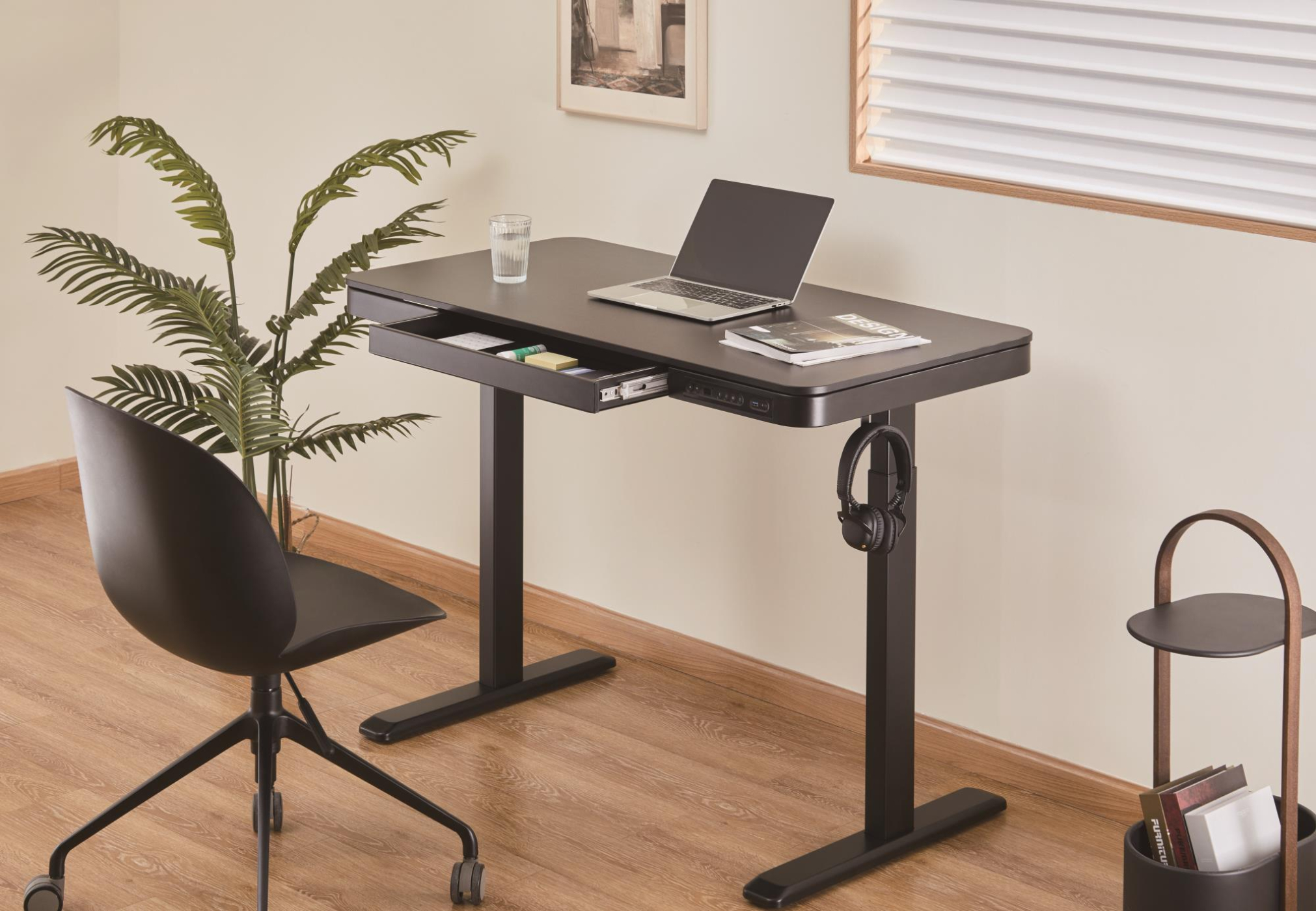 VDD Gaming Bureau Premium - Zit sta Bureau - Elektrisch in Hoogte verstelbaar - Gaming Bureau - Desk - Gaming Desk - Ergonomisch Verstelbaar bureau - Incl. Ingebouwde USB C en USB A - Meubel-Plein VDD Gaming Bureau Premium - Zit sta Bureau - Elektrisch in Hoogte verstelbaar - Gaming Bureau - Desk - Gaming Desk - Ergonomisch Verstelbaar bureau - Incl. Ingebouwde USB C en USB A - Meubel-Plein